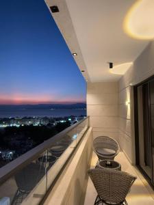 een balkon met 2 stoelen en uitzicht bij AL Hyatt Relax Hotel in Aqaba