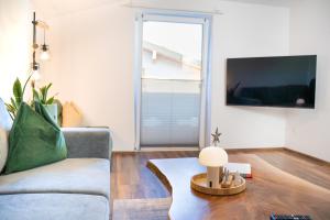 a living room with a couch and a tv at Dili Appartement in Altenmarkt im Pongau