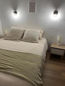 En eller flere senge i et værelse på Rent beautiful village house