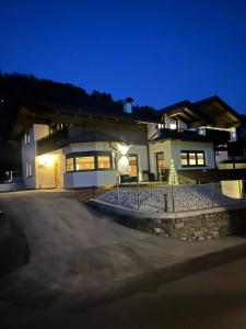 una casa con una valla delante de ella por la noche en Mountain Apex, en Dölsach