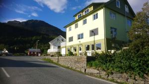 Nespecifikovaný výhled na hory nebo výhled na hory při pohledu z penzionu