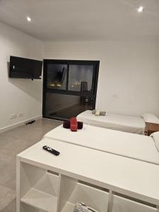 Телевизор и/или развлекательный центр в hostal San luis apartamentos