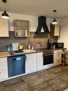 Kuchyň nebo kuchyňský kout v ubytování Ferienwohnung am Kinzigberg 5