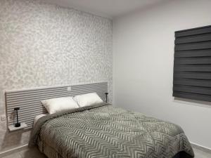 En eller flere senge i et værelse på Oneiro Apartment