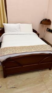 Bett in einem Zimmer mit in der Unterkunft Luxstay kochi in Kochi + 8 Fotos