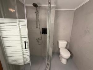 コウノピィディアーナにあるOneiro Apartmentのシャワーとトイレ付きのバスルーム