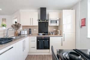 Kuchyň nebo kuchyňský kout v ubytování Mint Drive Luxury 2 Bed 2 Bath Gated Apartment