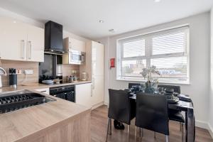 Kuchyň nebo kuchyňský kout v ubytování Mint Drive Luxury 2 Bed 2 Bath Gated Apartment + 17 fotografií