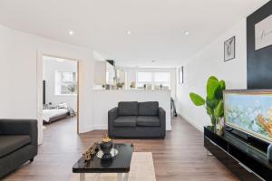 Posezení v ubytování Mint Drive Luxury 2 Bed 2 Bath Gated Apartment