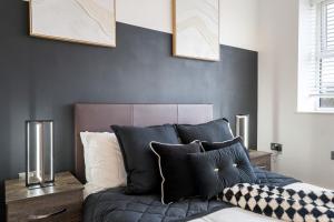 Postel nebo postele na pokoji v ubytování Mint Drive Luxury 2 Bed 2 Bath Gated Apartment