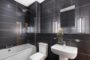 Koupelna v ubytování Mint Drive Luxury 2 Bed 2 Bath Gated Apartment