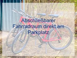 ein vor einem Gebäude geparktes Fahrrad in der Unterkunft Heimathafen Dieksee in Malente + 28 Fotos