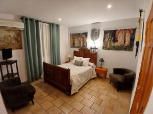 En eller flere senge i et værelse på Hotel Rural Hospedería de los Calatravos + 24 billeder