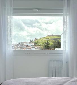 ventana del dormitorio con vistas a la ciudad en Principado de Aracena I, en Aracena