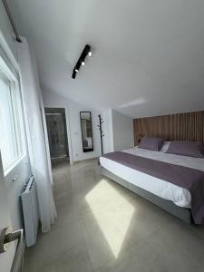 Un dormitorio con una cama grande y una ventana. en Principado de Aracena I, en Aracena