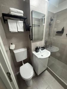 Et badeværelse på Apart Hotel G3 + 16 billeder