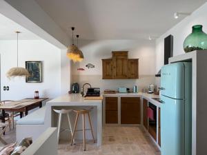 Køkken eller tekøkken på Villa 'Maison Magnolia' with Infinity Pool & Sea View