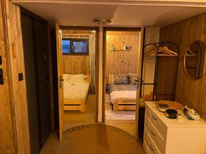 En eller flere senge i et værelse på RiverHouse