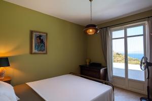 En eller flere senge i et værelse på Villa 'Maison Magnolia' with Infinity Pool & Sea View + 7 billeder