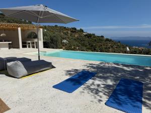 Swimmingpoolen hos eller tæt på Villa 'Maison Magnolia' with Infinity Pool & Sea View