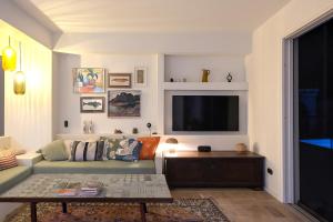 Et tv og/eller underholdning på Villa 'Maison Magnolia' with Infinity Pool & Sea View