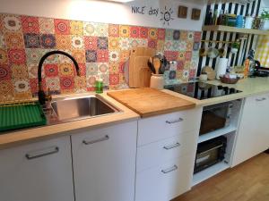 una cucina con un lavello e un piano di lavoro di Boho House 5 camp Terme Catez with promotional tickets prices a Čatež ob Savi