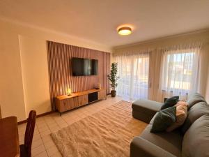 Et tv og/eller underholdning på Lourença Stays - Vila Beach Apartment 2
