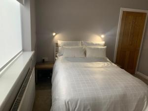 En eller flere senge i et værelse på Seaside Serenity