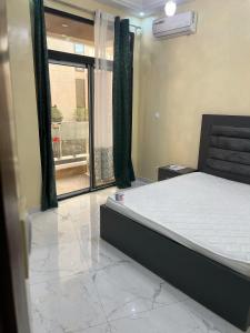 En eller flere senge i et værelse på Residence Ndeye Ngouye + 16 billeder