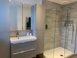 Et badeværelse på Seaside Serenity + 41 billeder