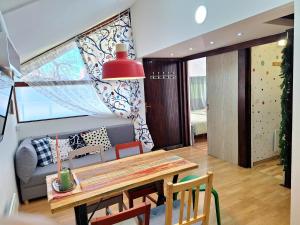 un soggiorno con un tavolo e un divano di Boho House 5 camp Terme Catez with promotional tickets prices a Čatež ob Savi Altre 22 foto