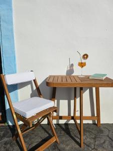 Villa Mika في ألورا: كرسي للجلوس بجانب طاولة خشبية مع مكتب