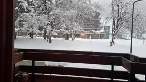 a bench in a park covered in snow at Très joli studio au centre de la station in Anzère