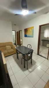 un tavolo e una sedia in soggiorno di Otto Hotel a Governador Valadares