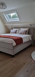 une chambre avec un grand lit avec une fenêtre dans l'établissement Puur Schoorl, à Schoorl