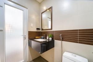 ホーチミン・シティにあるSabina Residence - HCMの洗面台と鏡のあるバスルーム