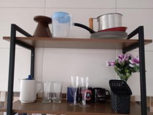 ein Regal mit Brille und anderen Gegenständen darauf in der Unterkunft Parque Ecológico Studios in Indaiatuba