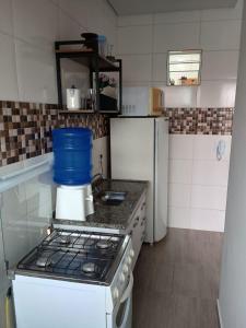 y cocina con fogones y nevera. en Parque Ecológico Studios, en Indaiatuba