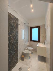 une salle de bain blanche avec un lavabo et des toilettes dans l'établissement Suite il Sogno, à Francavilla al Mare