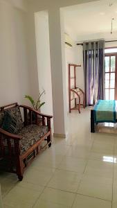 una sala de estar con un sofá y una cama en Amani Lakeside, en Panadura