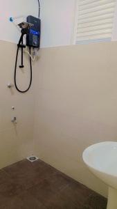 un baño con ducha y lavabo en Amani Lakeside, en Panadura