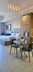 En eller flere senge i et værelse på Luxury Two Bed - Crystal Towers - Spectacular Views