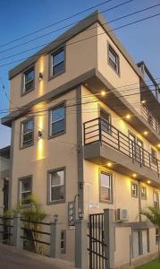 una gran casa blanca con balcón en Oceanview Suites, en Saint George