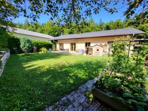 En have udenfor Maison spacieuse avec jardin