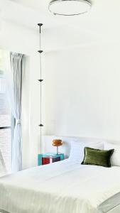 Postel nebo postele na pokoji v ubytování 窩想想 Wo Style Inn 包棟 停車位 & 電動麻將 & 頂樓星星