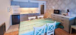 ブランケンベルヘにあるParadis Zeedijk 4の部屋にテーブルと椅子のあるキッチン