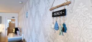 ブランケンベルヘにあるParadis Zeedijk 4の青鳥の壁の看板