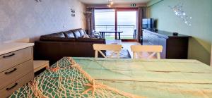 ブランケンベルヘにあるParadis Zeedijk 4のベッドルーム1室(ベッド1台、ソファ付)、キッチン