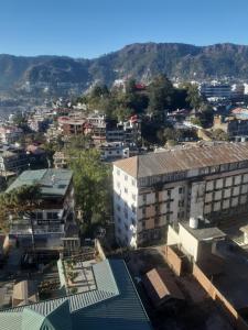 Gallery image of Stay Inn Homestay -Couple & Family friendly-Premium Studio -prime location-Easy access to Mall Rd-city view-Wifi-Smart TV Netflix-kitchen in Solan