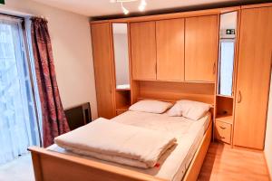 ブランケンベルヘにあるParadis Zeedijk 4の小さなベッドルーム(ベッド1台、キャビネット付) +23枚の写真